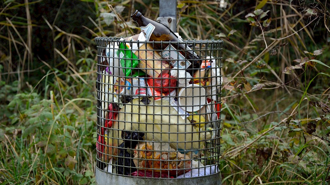 Afval in de vuilnisbak