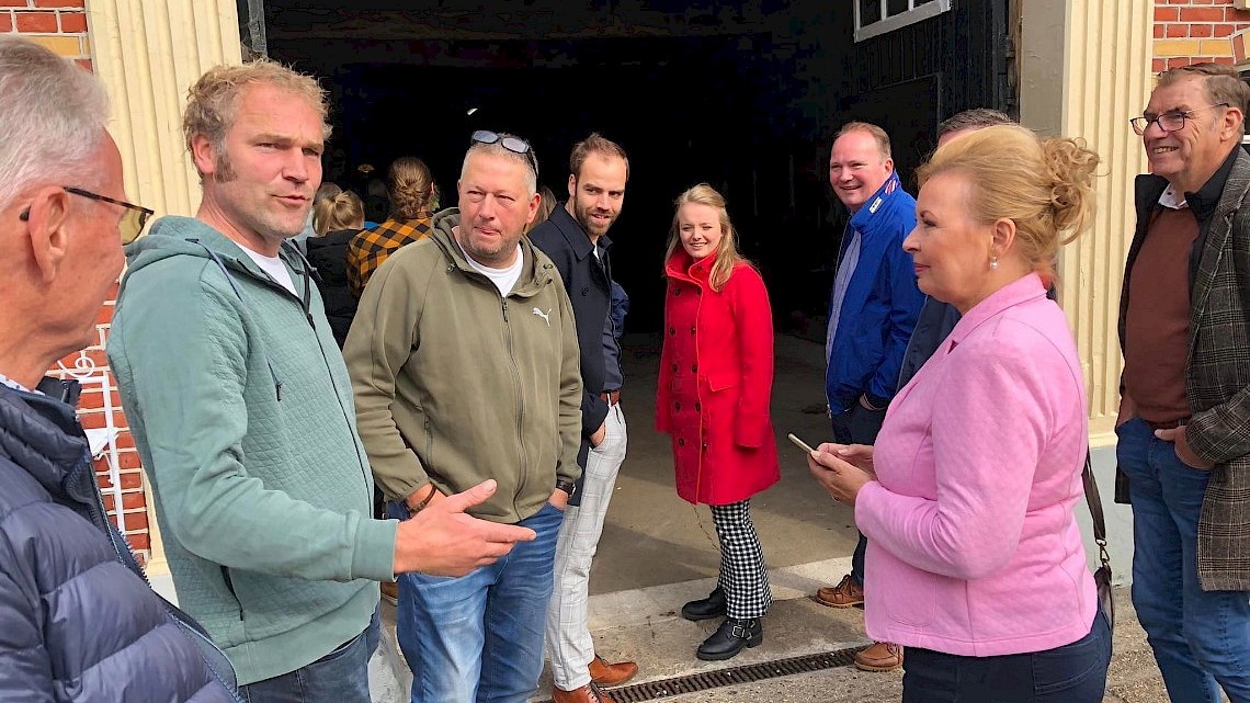 Frans Zanderink heet iedereen onderwie Dorothy Oosting welkom op zijn erf in De Lutte.