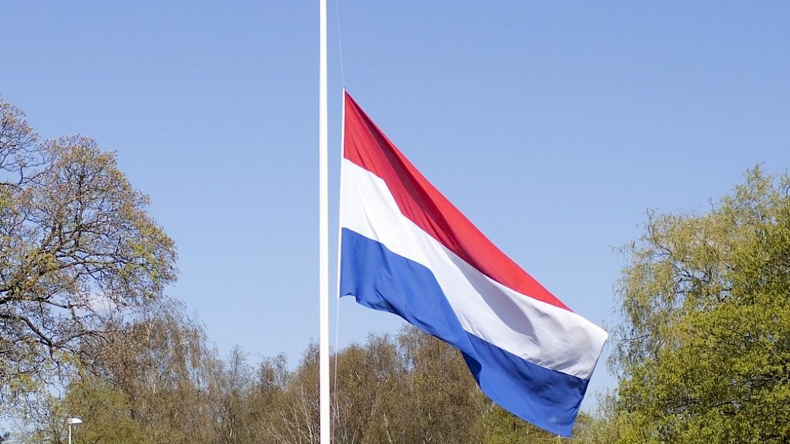 Nederandse vlag halfstok